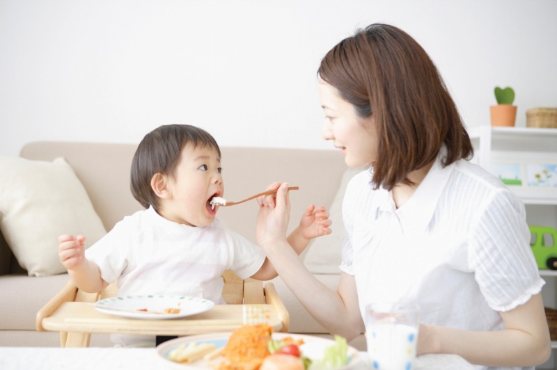 Vì sao nên dùng bát đĩa không chứa chì, cadmium cho bé?